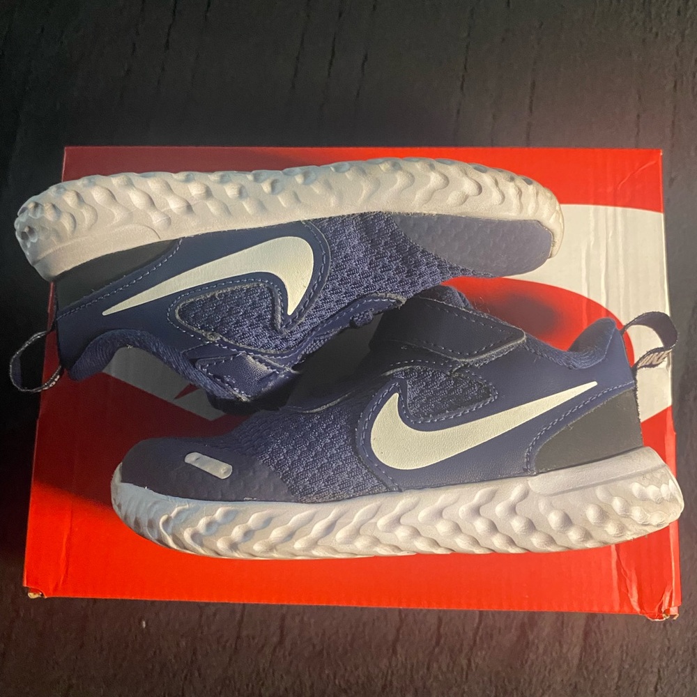Nike Revolution 5